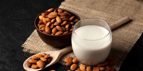 Imagen comparativa de leche de almendras, leche de soja y leche de coco, junto a nódulos de kéfir
