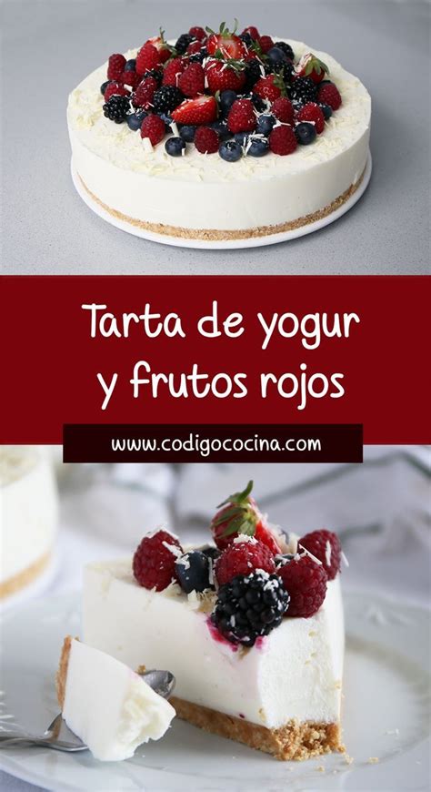 Fotografía de una porción de tarta de yogurt con frutos rojos, mostrando su textura suave