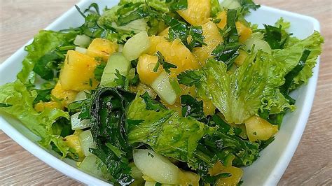 Ensalada de pollo a la naranja sobre base de hojas verdes con semillas de sésamo
