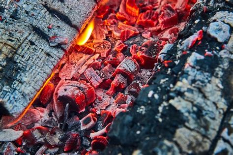 Infografía mostrando las diferentes etapas de las brasas: encendido, rojas, rojas con gris, grises.
