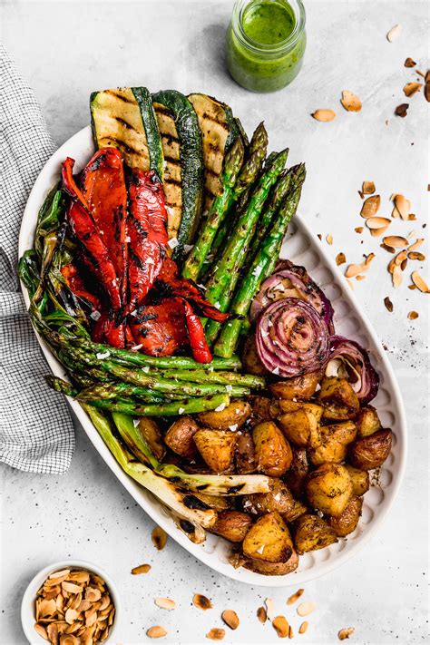 Plato variado con diferentes vegetales asados: pimientos, cebolla, espárragos, calabacín.