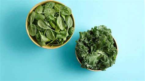 Infografía comparando el contenido nutricional de kale y espinaca por porción.