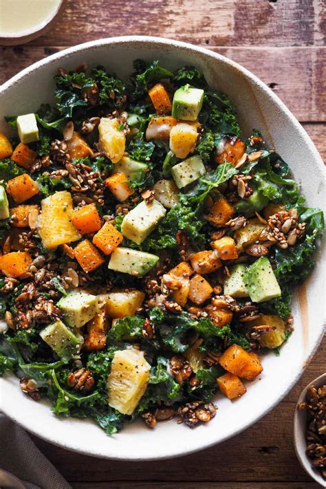 Fotografía de una ensalada de kale masajado con aguacate y almendras tostadas.
