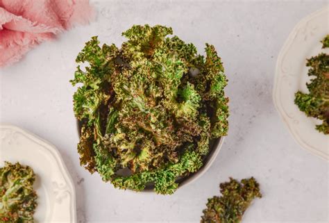 Fotografía de chips de kale crujientes servidos en un bol.