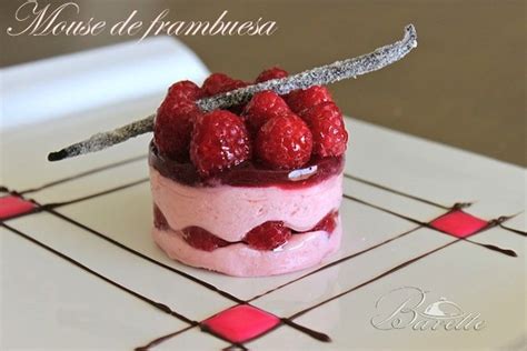 Esquema de capas de un postre de frambuesa: base de mousse, capa de fruta triturada y gelatina superior.