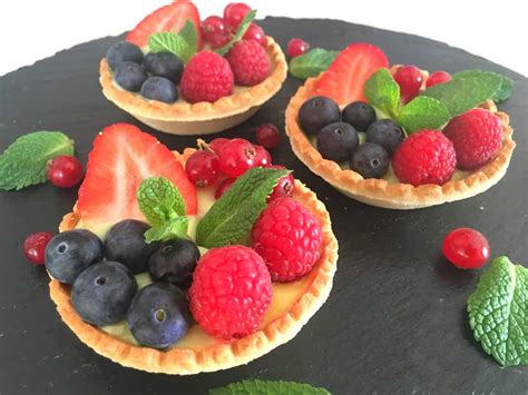 Tartaleta decorada con frutos rojos y hojas de menta.
