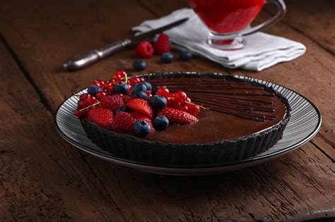 Rebanadas de tartaleta de chocolate con arándanos.