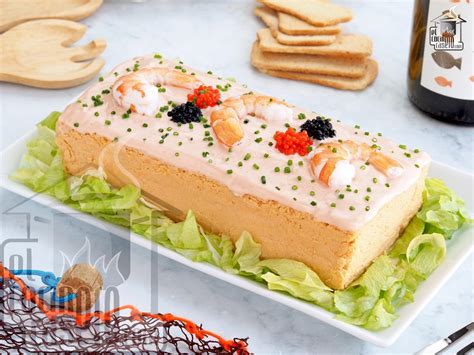 Foto de un pastel de pescado en un molde rectangular, recién horneado y listo para servir