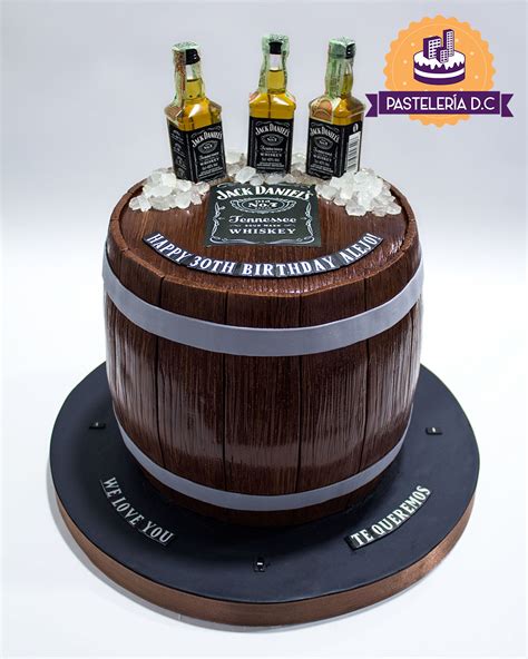 Torta con forma de barril de whisky y botellas en miniatura