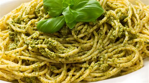 Plato de pasta con salsa de nueces y albahaca
