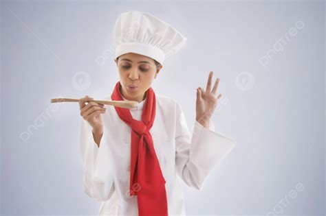 Foto de una persona degustando un helado de forma concentrada