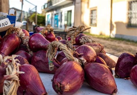 Fotografía de cebollas rojas de Tropea en un mercado tradicional italiano