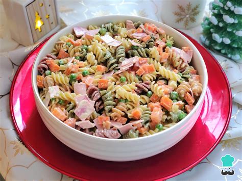 Plato de ensalada de fideos con vegetales coloridos y aderezo cremoso