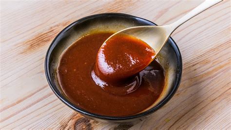 Salsa Tonkatsu en un cuenco con ingredientes básicos al lado