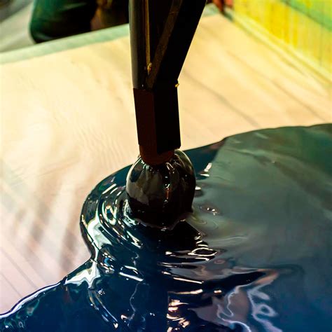 Fotografía técnica mostrando el proceso de espumado de un caldo de pescado en una olla profesional