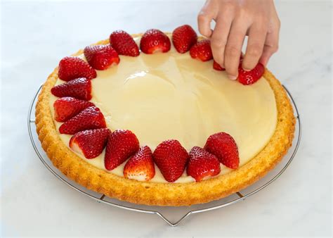 Tarta de fresas con crema vista superior, brillante y colorida
