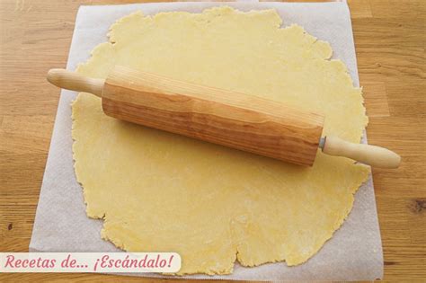 Masa quebrada estirada sobre papel de horno