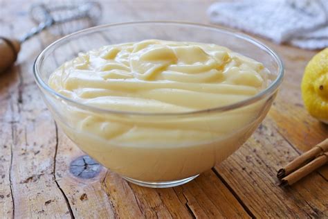 Crema pastelera suave y brillante en un bol