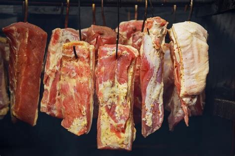 Fotografía de Marcelo Durán presentando productos cárnicos ahumados envasados al vacío