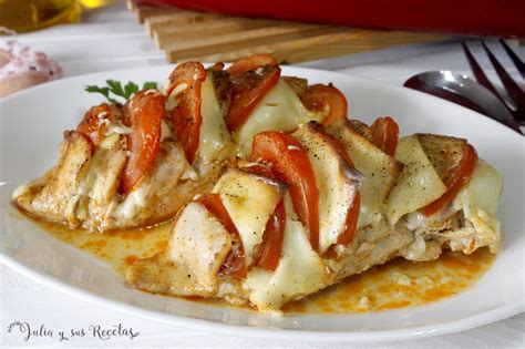 Escalopas de pollo con queso y tomate recién horneadas y gratinadas