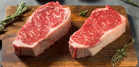 Foto macro de un corte de carne de res con un marmoleo excepcional
