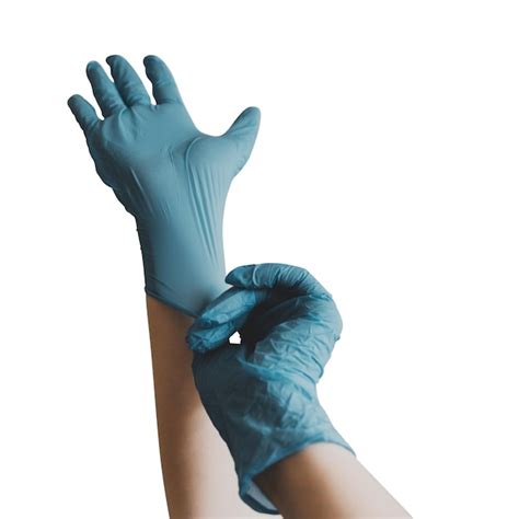 Foto de una persona aplicando tolueno con guantes y mascarilla sobre una superficie a limpiar antes de pegar