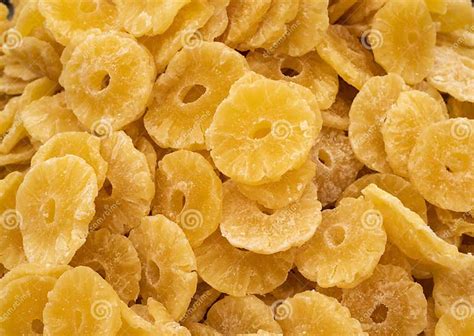 Foto de piña deshidratada mezclada con otros frutos secos y semillas