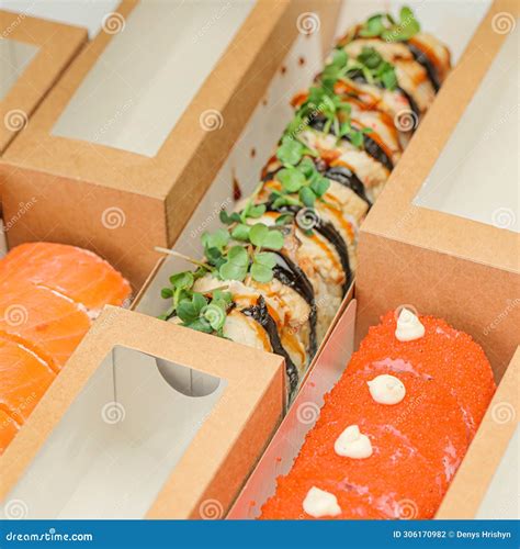 Imagen de un rollo de sushi variado con palillos y salsa de soja, representando la entrega a domicilio.