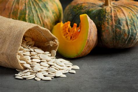 Semillas de calabaza crudas y leche de semillas de calabaza en un vaso