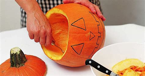 Esquema de los pasos para vaciar y rellenar la calabaza con los ingredientes del arroz.