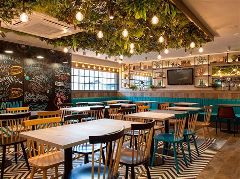 Diseño arquitectónico interior del restaurante Parrilla Grizzly Sonora, destacando el uso de varillas y planos espaciales para crear un ambiente relajado.