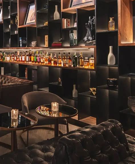 Interior del whisky room de Holsteins, mostrando una amplia selección de botellas de whisky y un ambiente acogedor.