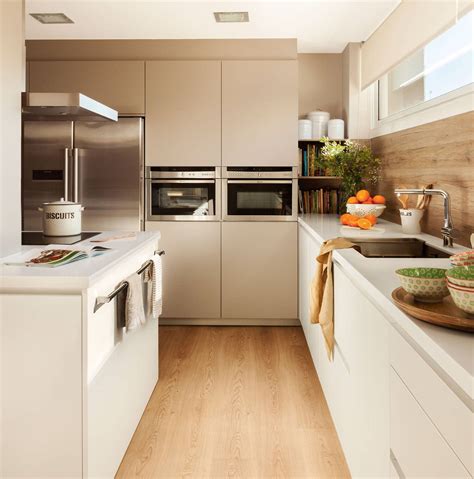 Diseño de cocina moderna con doble horno en uso