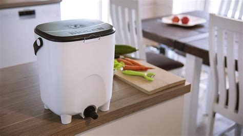 Compostador bokashi con los materiales y el activador.