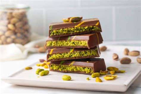 Esquema transversal de una barra de chocolate estilo Dubái mostrando las capas de chocolate y el relleno cremoso de pistacho y kadayıf.