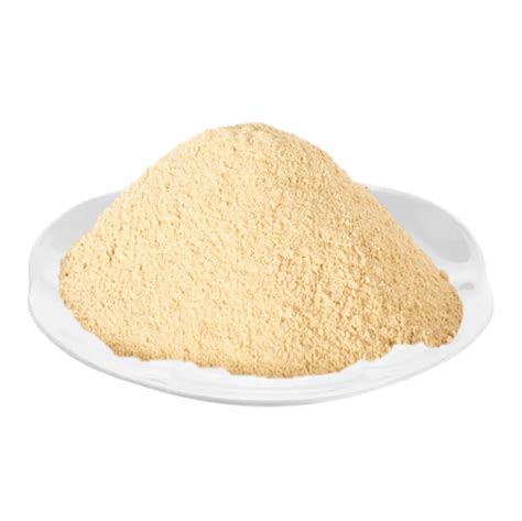 Imagen de levadura nutricional en copos siendo añadida a un plato de ensalada o pasta
