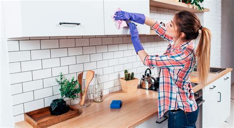 Imagen de una cocina limpia con utensilios de corte ordenados