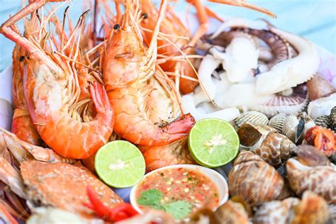 Infografía comparativa mostrando los riesgos sanitarios de consumir mariscos cocidos solo con limón versus mariscos cocidos al calor.
