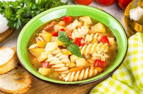 Esquema de los ingredientes principales dispuestos para preparar la sopa
