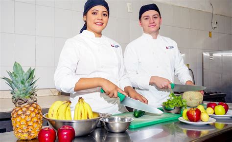 Fotografía de estudiantes de gastronomía trabajando en la elaboración de masas y productos de panadería en un taller profesional.