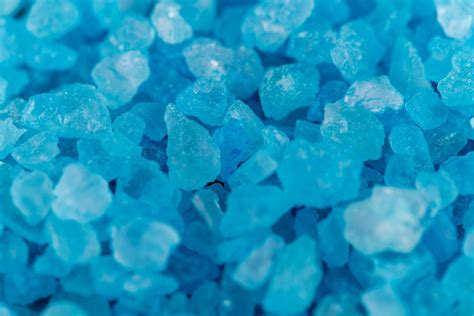 Cristales de metanfetamina pura (incolora) y metanfetamina azul adulterada