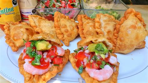 Plato de empanadas de camarones con perejil fresco