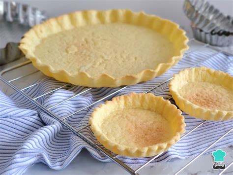 Molde para tartaletas siendo cubierto con masa