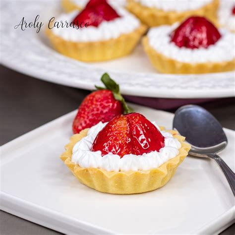 Tartaleta de fresa terminada y decorada con crema chantilly y fresas frescas