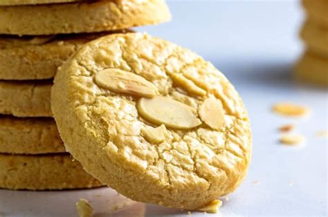 Galletas de almendra y limón con ralladura de limón y almendras enteras