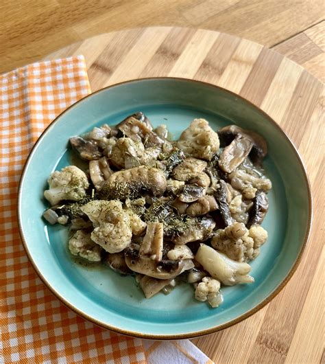 Coliflor rehogándose con ajo en una sartén