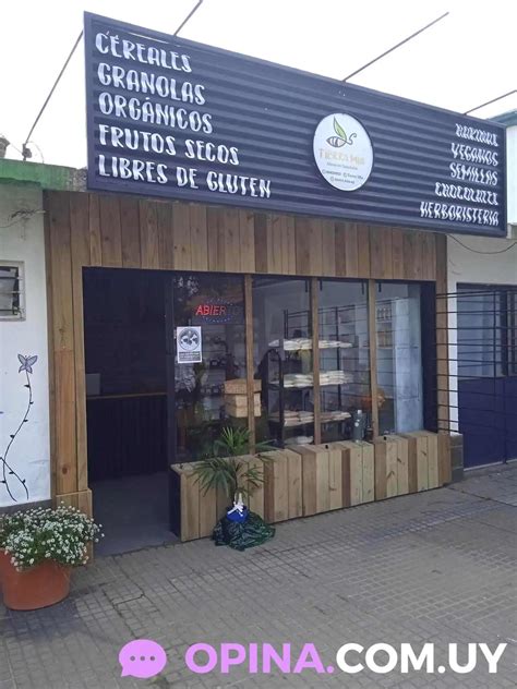 Fachada de un almacén saludable con productos naturales