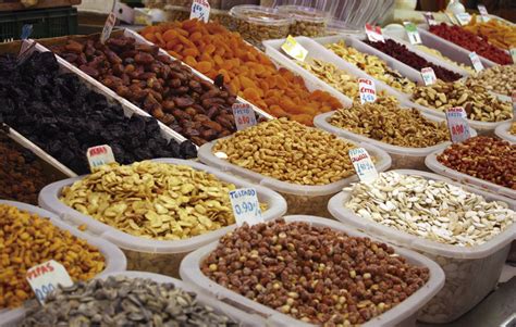 Selección de frutos secos y granos en un envase a granel