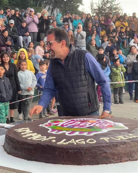 Fotografía del alfajor gigante de 76 kilos exhibido durante el festival en la plaza central de Lago Puelo.