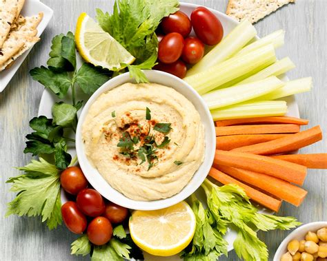 Hummus de aguacate y garbanzo servido con crudités y pan pita